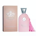 Maison Alhambra Maison Alhambra Delilah Pour Femme EDP 100ml – Minyak Wangi Wanita. Botol minyak wangi merah jambu bertutup perak dan beropol merah jambu diletakkan bersebelahan kotak merah jambu sepadan, kedua-duanya memaparkan logo Delilah.