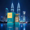 Maison Alhambra Pacific Blue by Maison Alhambra 80ml Man — Kotak teal dan botol kaca wangian Pacific Blue, bertutup emas, berlatar belakang pemandangan bandar malam dengan Menara Berkembar Petronas.