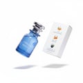 Osma White F Berries & Flowers 75ml EDP — Botol minyak wangi kaca biru bertutup perak dan kotak putih menunjukkan nota haruman bunga oren, maltol, dan currant black, terasing di latar belakang putih.