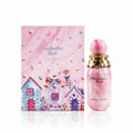 Paris Corner Marshmallow Blush — Botol minyak wangi merah jambu berjalur duduk sebelah kotak merah jambu sepadan yang dihiasi rumah gula-gula dan marshmallow.