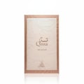 Paris Corner Qissa Delicious – Kotak putih timbul dengan aksen emas, memaparkan tulisan Arab dan teks 'Qissa Delicious'.