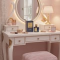 Paris Corner Satin Luxe by Paris Corner Pendora Scents 100 ml — Meja solek dengan cermin bulat, lampu beraksen emas, dan pelbagai barangan solek termasuk gincu, berus solek, kompak, dan botol minyak wangi biru bersama kotaknya.