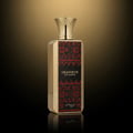 Zimaya Grandeur 100ml EDP for Unisex — Botol emas dengan label corak merah dan hitam berhias, tertulis 'GRANDEUR eau de parfum' dan 'zimaya'. Botol mempunyai penutup emas dan terpantul pada permukaan gelap berlatar belakang gradien.