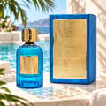 Paris Corner Qissa Blue by Paris Corner 100ml EDP Unisex — Botol minyak wangi kaca biru berjalur dengan penutup dan label emas, bersebelahan kotak biru bertekstur emasnya, di tepi kolam renang.