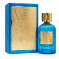 Paris Corner Qissa Blue by Paris Corner 100ml EDP Unisex — Botol minyak wangi kaca biru berjalur dengan penutup emas bergaris dan label corak daun emas timbul, bersebelahan kotak biru sepadan dengan corak daun emas timbul.