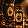 French Avenue Shadow Absolus by French Avenue Extrait Unisex — Botol minyak wangi hitam berlabel emas berukir dan penutup bertatah permata, di sebelah kotak coklat gelapnya, berlatar belakang dramatik batu gelap dan bara menyala.