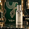 French Avenue Vulcan Vox — Botol emas berlingkar ular, kotak hijau corak ular, permukaan marmar, suasana mewah