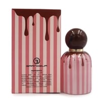 Grandeur Tubbees Chocolate Fudge by Grandeur 50ml EDP — A pink and white striped perfume box with chocolate drizzle design next to a matching perfume bottle with a dark brown cap and chocolate drizzle design. | Grandeur Tubbees Chocolate Fudge by Grandeur 50ml EDP — Kotak minyak wangi berjalur merah jambu dan putih