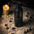 Maison Asrar Vanguard by Maison Asrar 100ml EDP Unisex — Botol corak hitam atas peta lama dengan lilin menyala, bendera mini, dan ketulan kayu.