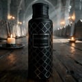 Vanguard by Maison Asrar 100ml EDP Unisex — Botol hitam bermotif perak, diletakkan di atas meja kayu dalam dewan megah malap dengan meja panjang dan lilin menyala.
